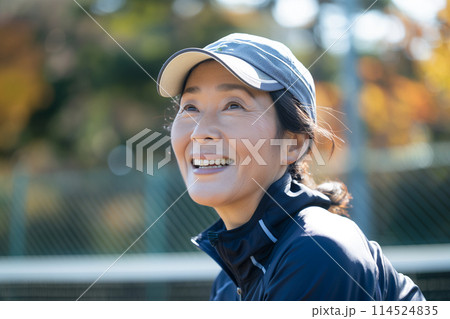 テニスが趣味の女性 114524835