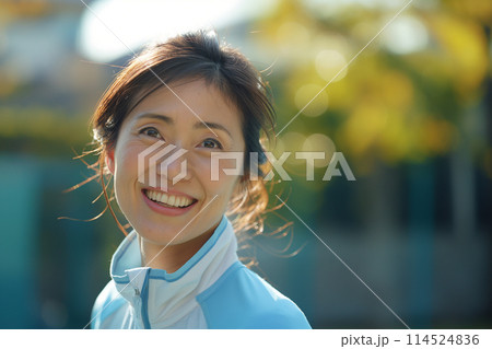テニスが趣味の女性 114524836