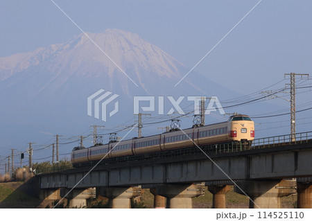 【JR西日本】381系「やくも」〜国鉄色〜と大山（山陰本線：東山公園〜伯耆大山） 114525110