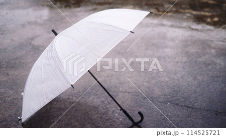 雨に打たれたビニール傘 114525721