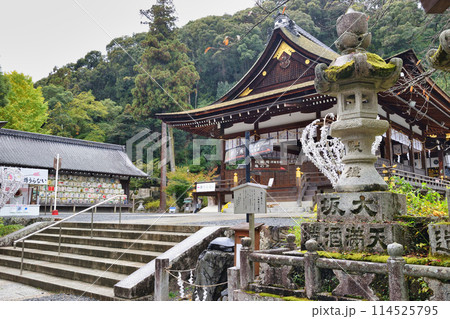京都 松尾大社の境内 拝殿と酒樽(京都府京都市西京区) 京都 松尾大社の境内 拝殿と酒樽(京都府京都市西京区) 114525795