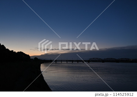 朝の河川敷にて 114525912