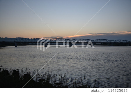 朝の河川敷にて 朝の河川敷にて 114525935