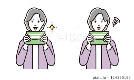 通帳を見るシニア女性のセット 114526195