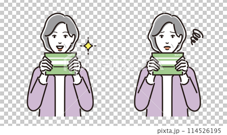 通帳を見るシニア女性のセット 114526195