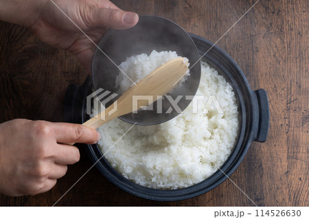 土鍋ご飯をよそう手元　Japanese food 114526630