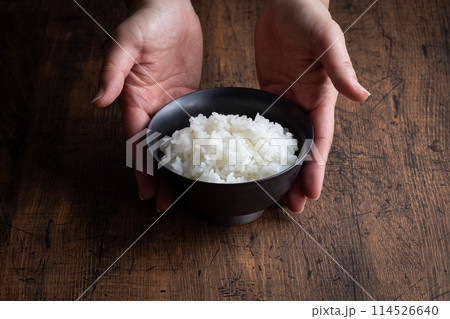 茶碗によそわれたご飯　Japanese food 114526640