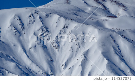 雪の積もった山の尾根、稜線　北アルプス 114527075