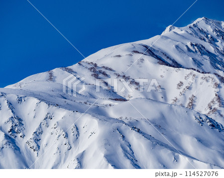 雪の積もった山の尾根、稜線 北アルプス 雪の積もった山の尾根、稜線 北アルプス 114527076