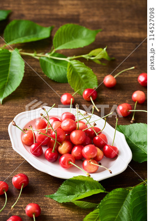 皿に盛ったさくらんぼ　（山形県産佐藤錦） 114527098