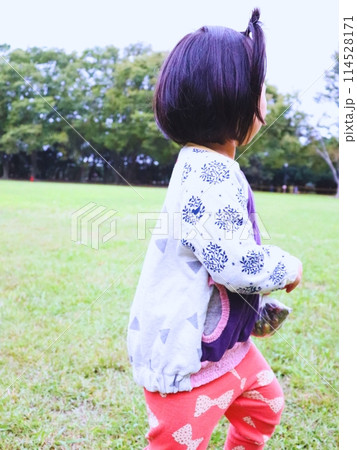公園で遊ぶ女の子 114528171