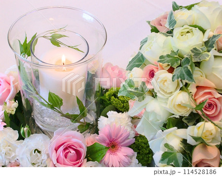 ピンクのバラとキャンドルの花びら 114528186