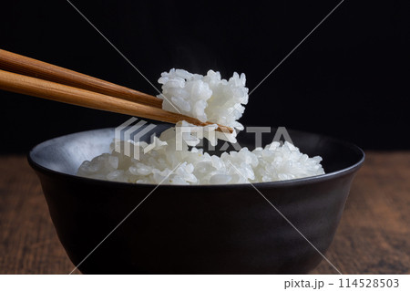 箸で持ち上げたお米 Japanese food 箸で持ち上げたお米 Japanese food 114528503