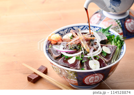 鰹のたたき丼 ( カツオのたたきを豪快にご飯にのせた丼 ) 114528874