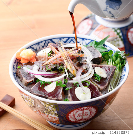 鰹のたたき丼 ( カツオのたたきを豪快にご飯にのせた丼 ) 114528875