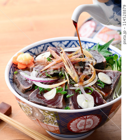 鰹のたたき丼 ( カツオのたたきを豪快にご飯にのせた丼 ) 鰹のたたき丼 ( カツオのたたきを豪快にご飯にのせた丼 ) 114528879