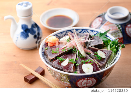 鰹のたたき丼 ( カツオのたたきを豪快にご飯にのせた丼 ) 114528880