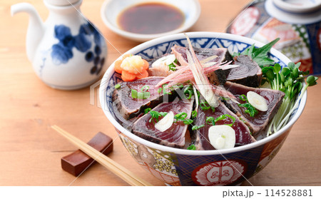鰹のたたき丼 ( カツオのたたきを豪快にご飯にのせた丼 ) 鰹のたたき丼 ( カツオのたたきを豪快にご飯にのせた丼 ) 114528881