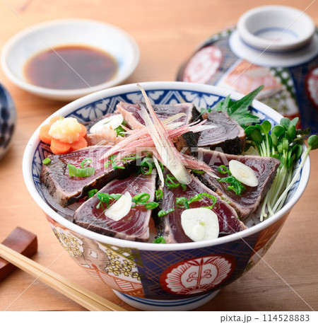 鰹のたたき丼 ( カツオのたたきを豪快にご飯にのせた丼 ) 鰹のたたき丼 ( カツオのたたきを豪快にご飯にのせた丼 ) 114528883