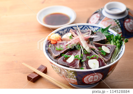 鰹のたたき丼 ( カツオのたたきを豪快にご飯にのせた丼 ) 114528884