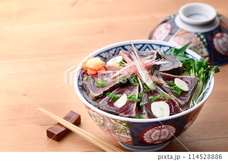 鰹のたたき丼 ( カツオのたたきを豪快にご飯にのせた丼 ) 114528886