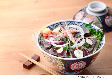 鰹のたたき丼 ( カツオのたたきを豪快にご飯にのせた丼 ) 114528888