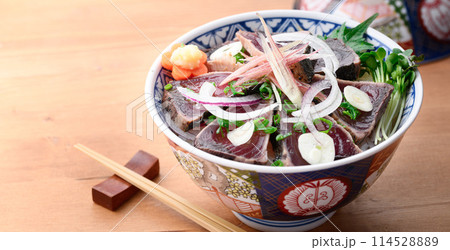 鰹のたたき丼 ( カツオのたたきを豪快にご飯にのせた丼 ) 114528889