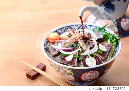 鰹のたたき丼 ( カツオのたたきを豪快にご飯にのせた丼 ) 鰹のたたき丼 ( カツオのたたきを豪快にご飯にのせた丼 ) 114528892