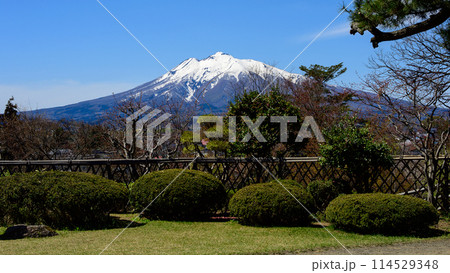 藤田記念庭園より望む岩木山　青森県　 114529348