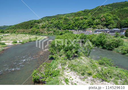 新緑の木津川風景　京都府笠置町 114529610
