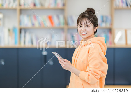 スマホを操作する大学生。 スマホを操作する大学生。 114529819