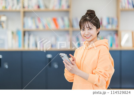 スマホを操作する大学生。 スマホを操作する大学生。 114529824