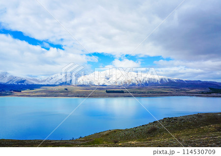 ミルキーブルーのテカポ湖と冬景色の山 ミルキーブルーのテカポ湖と冬景色の山 114530709