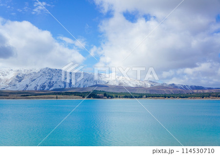 美しいミルキーブルーのテカポ湖と山 美しいミルキーブルーのテカポ湖と山 114530710