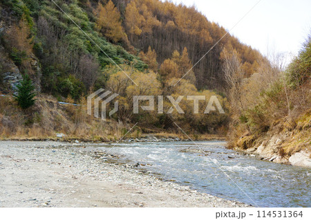 山の合間に流れる川がある風景 114531364