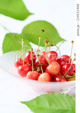 グラスの器に入ったさくらんぼ　山形県産佐藤錦 114531408