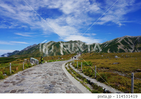 よく晴れた青空と立山の風景と石畳の遊歩道 よく晴れた青空と立山の風景と石畳の遊歩道 114531419