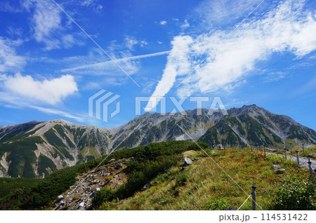 よく晴れた青空と立山の風景 114531422