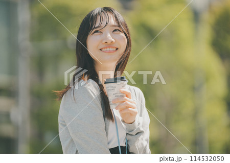 都会を歩くランチ外出中の働く女性 都会を歩くランチ外出中の働く女性 114532050