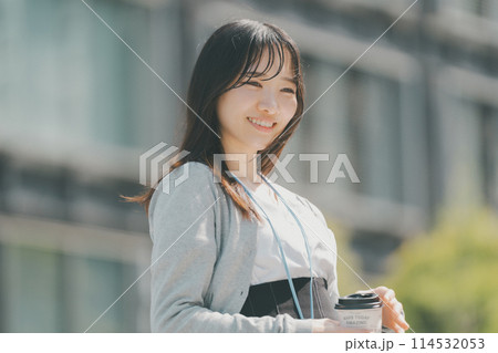 都会を歩くランチ外出中の働く女性 都会を歩くランチ外出中の働く女性 114532053