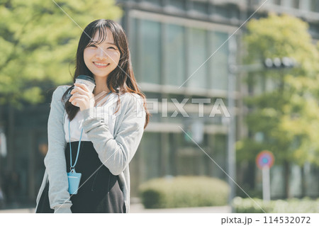 休憩時間に外出をしてコーヒーテイクアウトした働く女性 114532072