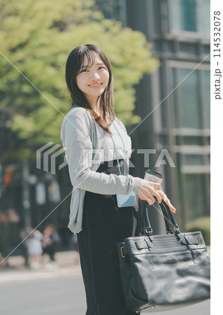 休憩時間に外出をしてコーヒーテイクアウトした働く女性 114532078