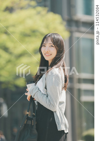 休憩時間に外出をしてコーヒーテイクアウトした働く女性 114532084