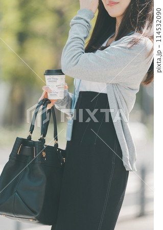 休憩時間に外出をしてコーヒーテイクアウトした働く女性 114532090