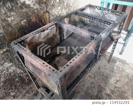 The iron table that houses the trader's stove looks dirty, the table has been used for annual trading 114532291