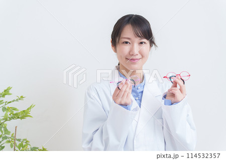 子供の弱視用眼鏡を持つ眼科医 114532357
