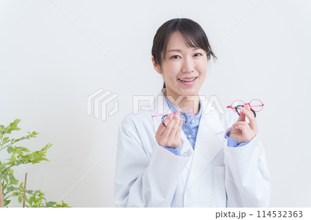 子供の弱視用眼鏡を持つ眼科医 114532363