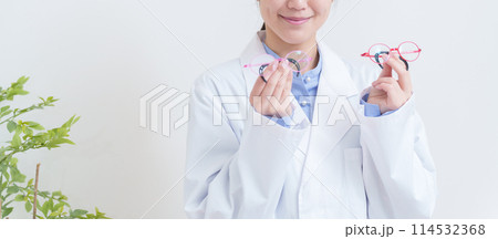 子供の弱視用眼鏡を持つ眼科医 114532368