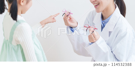 眼科医と眼鏡を選ぶ弱視の子供 眼科医と眼鏡を選ぶ弱視の子供 114532388