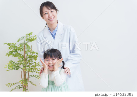 眼科医と眼鏡をかけた弱視の子供 眼科医と眼鏡をかけた弱視の子供 114532395